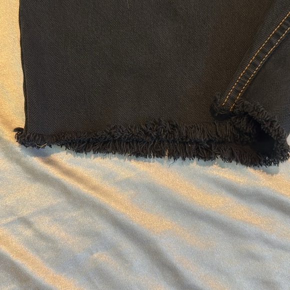 Levi's Black Raw Edge Jean Shorts Relaxed Fit Size 8 NWT - Picture 8 of 9